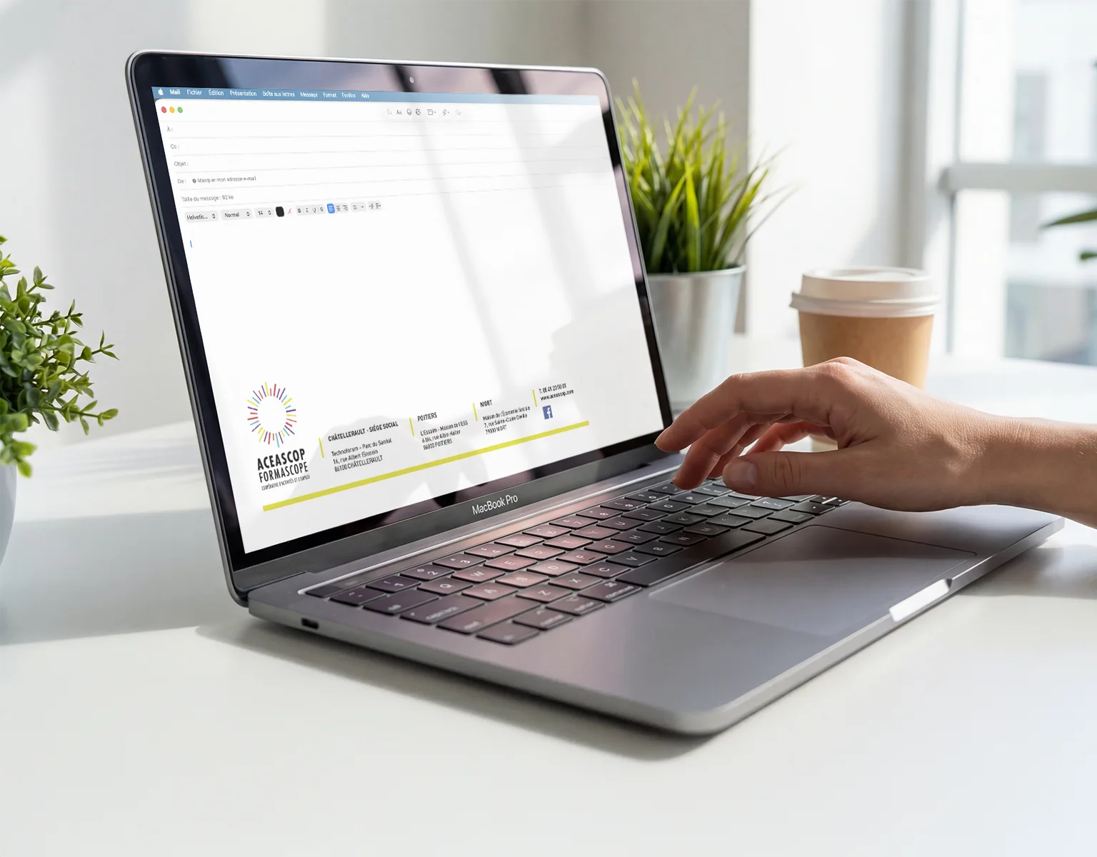 Mockup d'ordinateur portable affichant la signature de mail professionnelle Aceascop — Lauma Design