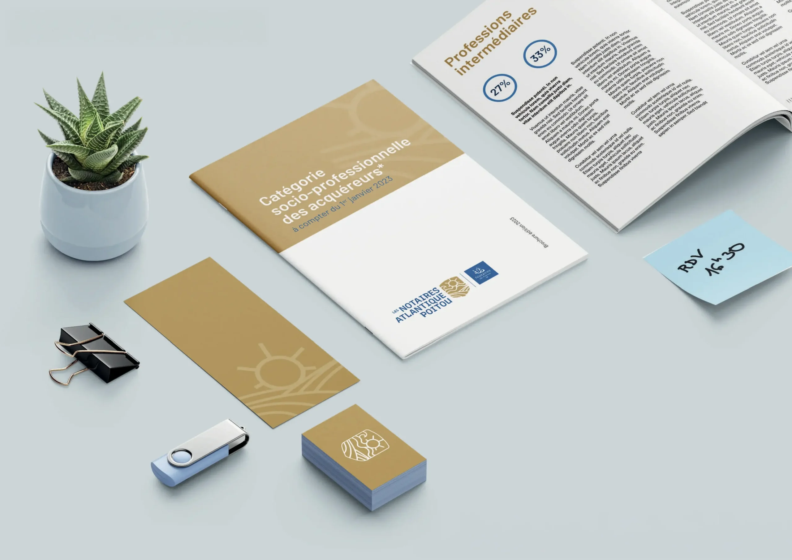 Projection d'un axe créatif de logo et déclinaisons sur papeterie pour Notaires Atlantique Poitou — Lauma Design